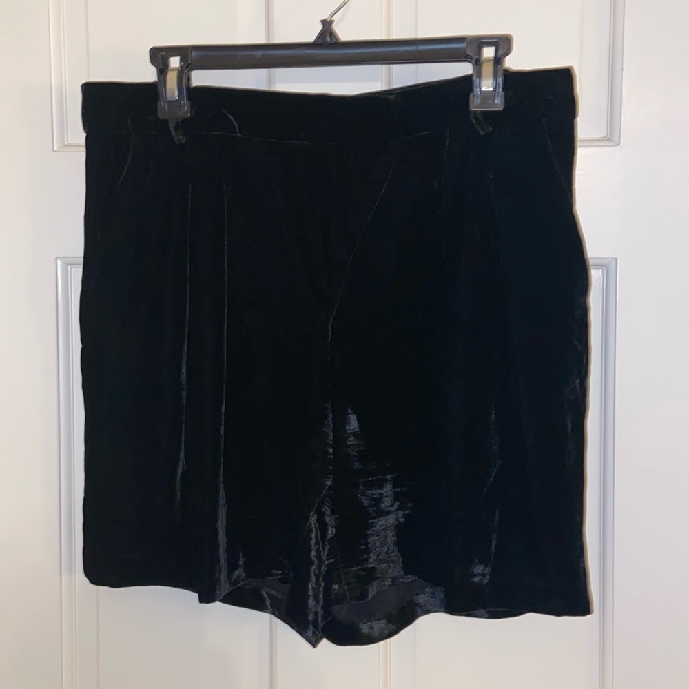 Poleci Black Velvet High Waist Shorts